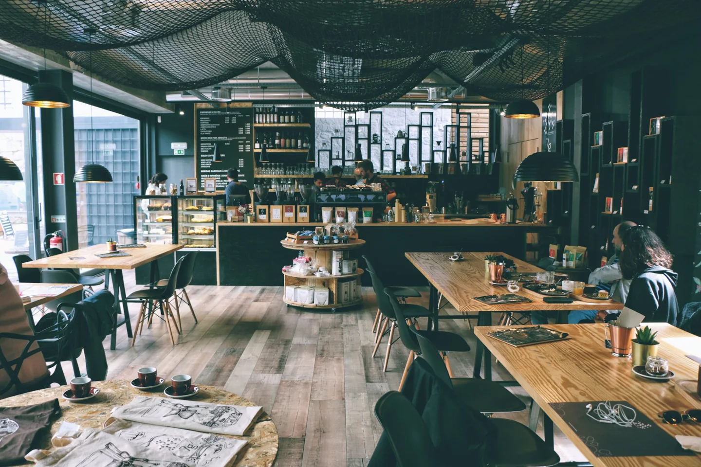 Gezellig café met mensen aan tafel in warm licht