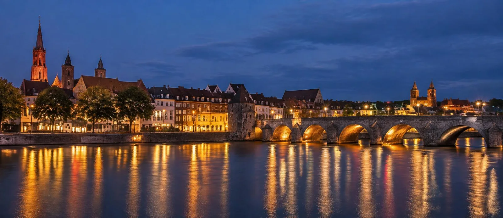 Maastricht bij avond met de Sint Servaasbrug over de Maas